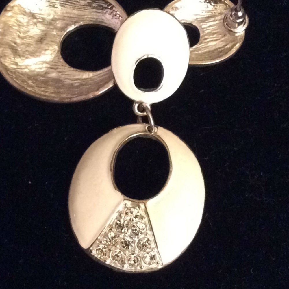🌹White enamel and rhinestone silver drop earrings - Picture 3 of 3